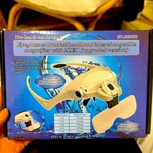 Magnifier eyeglasses with 2LED lights